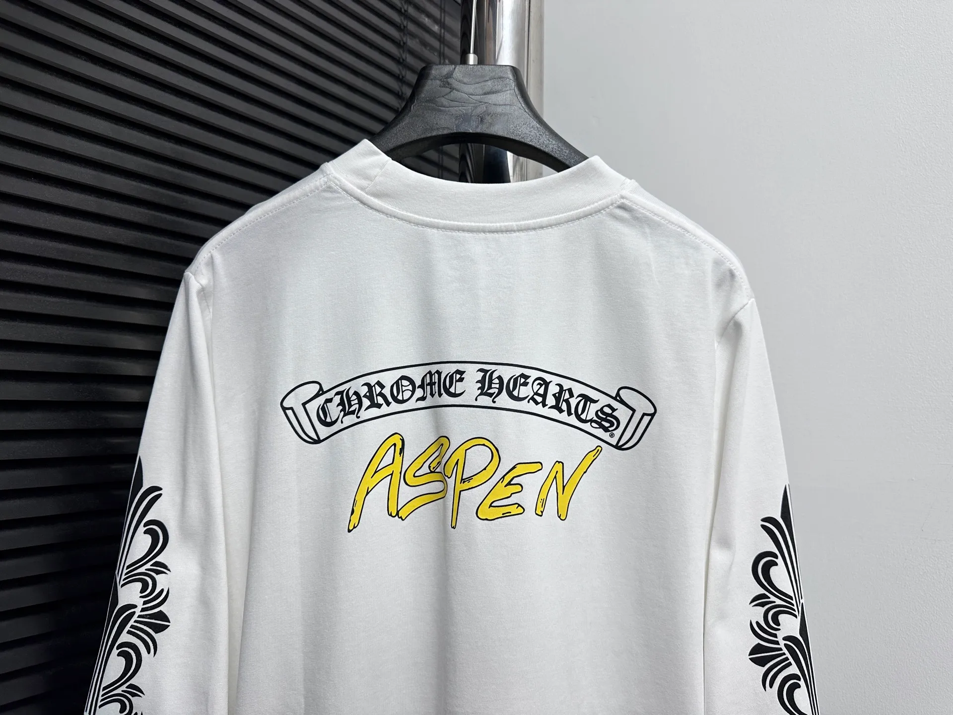 🅿️232 [Come hearts] Crow heart graffiti letters are limited to Sanskrit printed long sleeves. The collar and cuffs have high-weight threads. The fabric is custom-woven and dyed 280g double-yarn pure cotton. The washed anti-counterfeiting tags and other accessories are all in the correct version. It is super conspicuous, super pretty, and super stylish. The same style for men and women! The overall upper body highlights fashion and individuality. Wearing it together as a couple is a recommended T-shirt by the Street Ace!! Same style for men and women. Size: XS-L